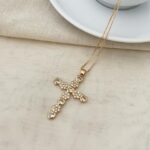 Colar Folheado Dourado Crucifixo Flores e Coração de Zircônias Cristal