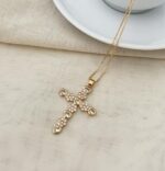 Colar Folheado Dourado Crucifixo Flores e Coração de Zircônias Cristal