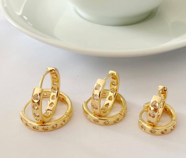 Trio-de-Argolinhas-Folheados-Dourado-com-Mini-Zirconias-de-Coracao-Enfileiradas-Cristal.jpeg