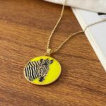 Colar-Folheado-Resinado-Zebra-Amarelo-1.jpeg