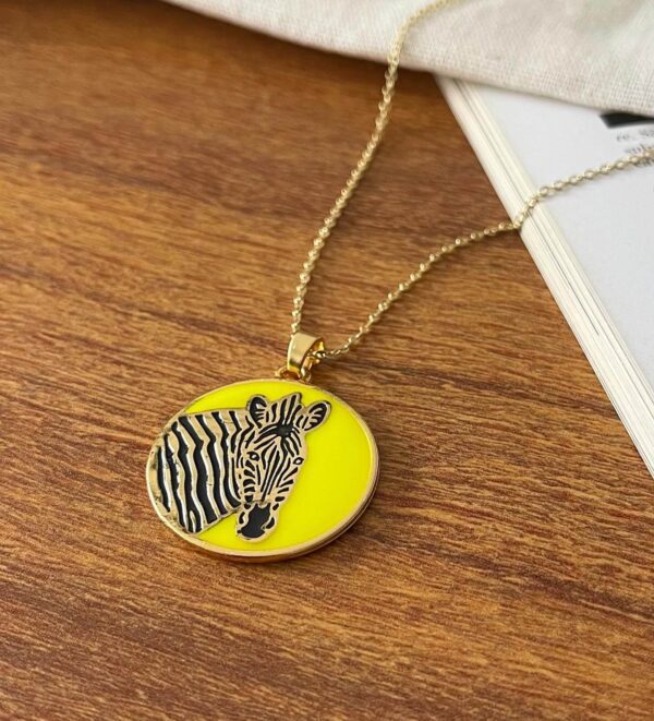 Colar-Folheado-Resinado-Zebra-Amarelo-1.jpeg